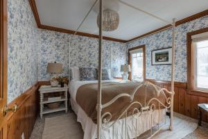 een slaapkamer met een bed en blauw behang bij Gambler by AvantStay Charming Spacious Cabin 5 Min Walk to Lake in Big Bear Lake