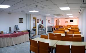 A television and/or entertainment centre at Albergue Inturjoven Granada