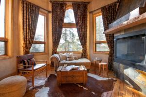 sala de estar con chimenea y TV en Cherry Ridge by AvantStay Incredible Mountain Mansion w Game Room Hot Tub Views, en Breckenridge