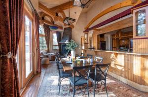 comedor y cocina con mesa y sillas en Cherry Ridge by AvantStay Incredible Mountain Mansion w Game Room Hot Tub Views, en Breckenridge