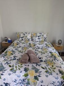 - un lit avec 2 serviettes dans l'établissement The Heart of Glenelg, à Glenelg