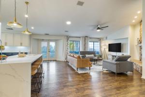 a kitchen and living room with wooden floors and a living room at Le Grand Bleu by AvantStay Luxury Hilltop Estate in Temecula