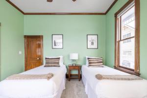 A bed or beds in a room at Raddon by AvantStay Beautifully Restored Craftsman w Hot Tub in Heart of Downtown PC