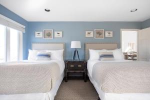 2 camas en un dormitorio con paredes azules en Lighthouse by AvantStay Beachfront View Home w Pool Table Ping Pong, en Folly Beach
