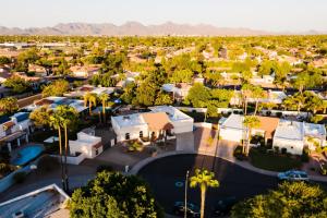 uma vista aérea de uma pequena cidade com palmeiras em Desert Ridge by AvantStay Spacious Oasis w Pool Hot Tub em Phoenix