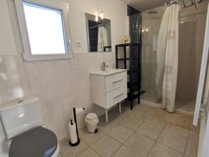 ein Bad mit einem WC, einer Dusche und einem Waschbecken in der Unterkunft Gîte Tromenec in Landunvez