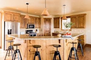 Η κουζίνα ή μικρή κουζίνα στο Parley by AvantStay Gorgeous Rustic Cabin w Mtn Views & Hot Tub