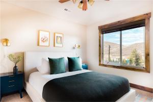 Ένα ή περισσότερα κρεβάτια σε δωμάτιο στο Parley by AvantStay Gorgeous Rustic Cabin w Mtn Views & Hot Tub