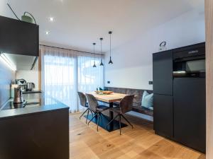 uma cozinha e sala de jantar com mesa e cadeiras em Sule Hof Agriturismo em Ortisei