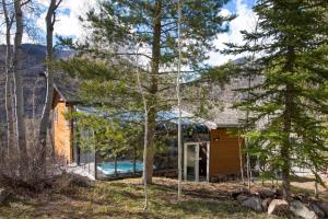 een huis in het bos met een zwembad bij Condor by AvantStay Gorgeous Mountain Home w Hot Tub Sauna in Vail