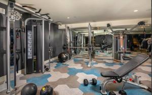 uma sala de fitness com um ginásio com máquinas de andar em Luxurious SM Penthouse with Panoramic Ocean Views em Los Angeles