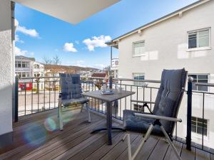 een balkon met 2 stoelen en een tafel op een terras bij Villa "Wiederkehr" in Sellin - Wohnung 4 mit Balkon strandnah in Ostseebad Sellin