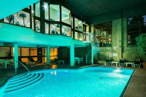 uma piscina num edifício com uma casa em Arden Hotel And Leisure Club em Bickenhill