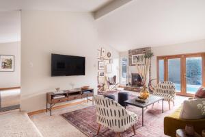sala de estar con sofá y TV en Marigold by AvantStay Warm Stylish Home in Wine Country w Pool, en Santa Rosa