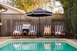 3 sillas y sombrilla junto a la piscina en Marigold by AvantStay Warm Stylish Home in Wine Country w Pool, en Santa Rosa