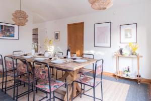 comedor con mesa de madera y sillas en Marigold by AvantStay Warm Stylish Home in Wine Country w Pool, en Santa Rosa