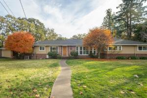 une maison avec un trottoir devant une cour dans l'établissement Wildflower by AvantStay Gorgeous Wine Country Home w Pool Bocce Ball Court Huge Yard, à Boyes Hot Springs