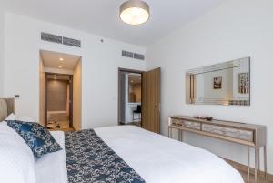 En eller flere senger på et rom på HomesGetaway- Stylish 1BR in 1 Residence Al Kifaf Tower 1