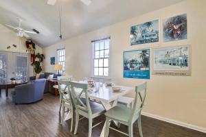 comedor con mesa blanca y sillas en Parrot Perch by AvantStay Old Town Key West w Shared Pool Week Long Stays Only en Cayo Hueso