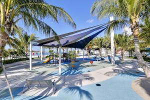 una piscina con palmeras y una hamaca en Parrot Perch by AvantStay Old Town Key West w Shared Pool Week Long Stays Only en Cayo Hueso