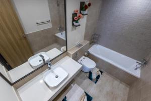 La salle de bains est pourvue d'un lavabo, d'une baignoire et de toilettes. dans l'établissement HomesGetaway- Stylish 1BR in 1 Residence Al Kifaf Tower 1, à Dubaï