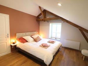 um quarto com uma cama com duas toalhas em Gîte Maurs, 3 pièces, 5 personnes - FR-1-742-135 em Maurs