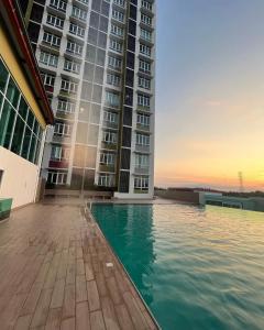 uma piscina em frente a um edifício alto em MV Suite Homestay em Kuantan