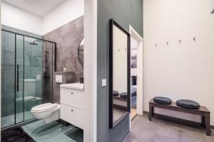 een badkamer met een toilet en een glazen douche bij R38 Boutique Apartments, Best Location by BQA in Boedapest