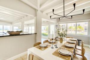 comedor con mesa blanca y sillas en Casa Bermuda by AvantStay Right Across the Street from Fort Lauderdale Beach, en Fort Lauderdale