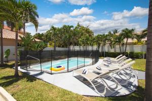 una piscina con tumbonas y un tobogán en Casa Bermuda by AvantStay Right Across the Street from Fort Lauderdale Beach, en Fort Lauderdale