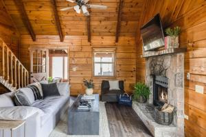 sala de estar con sofá y chimenea en Dudley III by AvantStay Cosy Mountain Home w Hot Tub Great Views, en Pigeon Forge