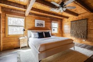 a bedroom with a bed and a ceiling fan at Dudley III by AvantStay Cosy Mountain Home w Hot Tub Great Views in Pigeon Forge