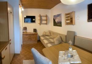 ein Wohnzimmer mit einem Sofa und einem Tisch in der Unterkunft Gästehaus Sissy in Längenfeld