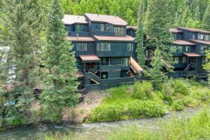 uma vista aérea de uma casa grande com árvores em Manitou Riverhouse 115 by AvantStay Spacious Condo in the Centre of Telluride em Telluride