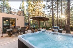 大熊湖的住宿－Big Bear Castle by AvantStay Private Home in Great Big Bear Location w Hot Tub，露台上的热水浴池,配有烧烤架