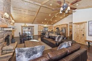 ein Wohnzimmer mit einem Sofa und einem Kamin in der Unterkunft Paradise Pines by AvantStay Beautiful Big Bear Home Only 1 Mile To Snow Summit in Big Bear Lake