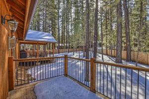 eine Holzterrasse mit einem Pavillon und schneebedeckten Bäumen in der Unterkunft Paradise Pines by AvantStay Beautiful Big Bear Home Only 1 Mile To Snow Summit in Big Bear Lake