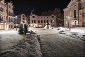 pokryta śniegiem ulica z budynkami w nocy w obiekcie Cottonina Hotel & Mineral SPA Resort w Świeradowie Zdroju +37 zdjęć