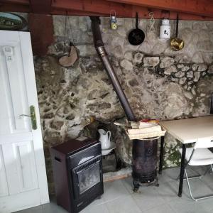 Habitación con pared de piedra y fogones. en La cabañina de zuce, en Parres de Llanes