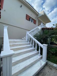 un conjunto de escaleras delante de una casa en Κατοικία με πανοραμική θέα en Nikópolis