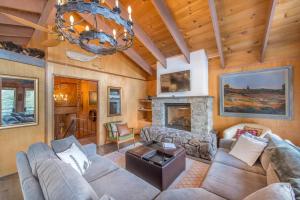 - un salon avec un canapé et une cheminée dans l'établissement Mahogany by AvantStay Snowbird Cabin w Full Chamberlands Access, à Homewood
