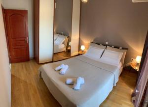 sypialnia z łóżkiem z dwoma ręcznikami w obiekcie Κατοικία με πανοραμική θέα w mieście Nikópolis