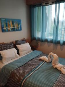 un dormitorio con dos cisnes sobre una cama en Magnifique Apt à deux pas du lac et près du centre, en Annecy