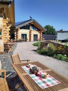 a picnic table in front of a log cabin at Seyberth´s Chalet in Siefersheim