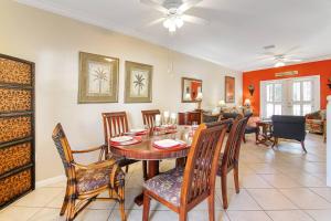 a dining room with a table and chairs at Coral Palm by AvantStay Key West Walkable Gated Community Shared Pool Month Long Stays Only in Stock Island