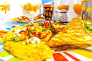 フィロステファニにあるスマルラ ヴィラの朝食用の食品(トースト、スクランブルエッグ付)