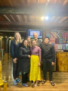 un grupo de personas de pie en una pista de baile en Truong Huy Homestay, en Mai Chau