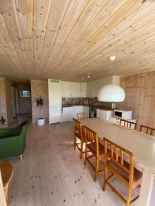 cocina con mesa grande con sillas y comedor en Hytte i landlige omgivelser på Hadeland, en Gran