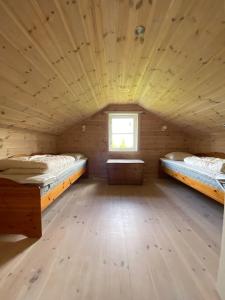 Cabaña de madera con 2 camas en una habitación en Hytte i landlige omgivelser på Hadeland, en Gran