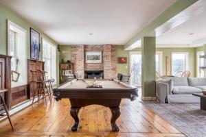 una sala de estar con una mesa de billar. en River House by AvantStay Historic Secluded Estate on the Hudson River w Pool Sleeps 24, en Hudson